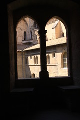 le palais des papes à travers la fenetre