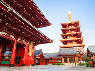 浅草寺　宝蔵門と五重塔