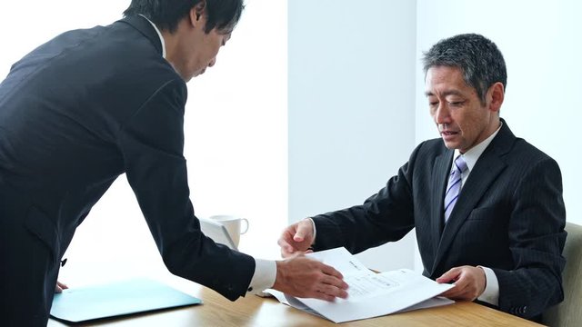 報告を受ける上司