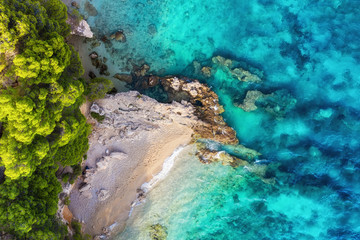 Kroatien. Küste als Hintergrund von oben. Türkisfarbener Wasserhintergrund von oben. Sommermeerblick aus der Luft. Reisen - Bild