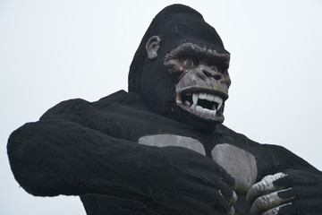 巨大なゴリラのオブジェ