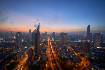 Obraz na płótnie Canvas sunrise skyline of taksin bridge for amazing view of bangkok