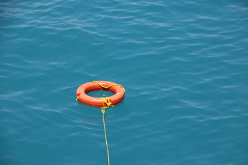  Rettungsring im Wasser während Badepause im Meer  