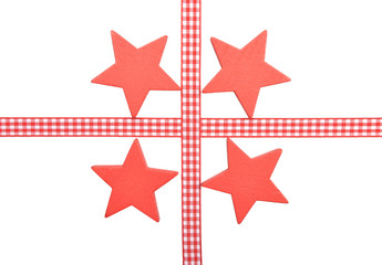 Sterne mit kariertem Band auf weißem Hintergrund