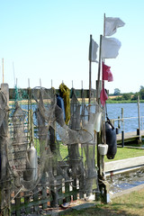 Fischfanggeräte an einem See