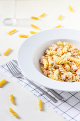 Nudelsalat mit Fleischwurst, Erbsen, Möhren und gekochtem Ei