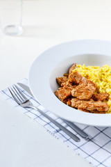 gebratenes Geflügelfleisch mit Curryreis