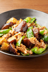 ナスとピーマンの肉味噌炒め