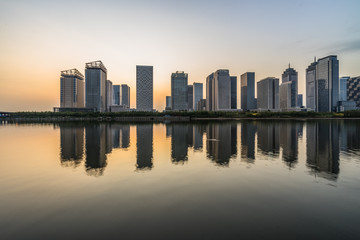 Fototapeta premium miejska panorama i nowoczesne budynki o zmierzchu, pejzaż Chin.