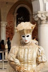 Fototapeta na wymiar Frau im Karnevalskostüm, Karneval in Venedig, Italien, Europa