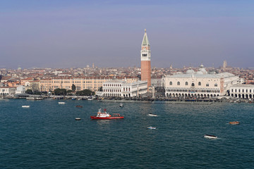Fototapeta na wymiar Ausblick vom Turm der Kirche San Giorgio Maggiore über die Lagune zur Punte della Dogana, Venedig, Venetien, Italien, Europa