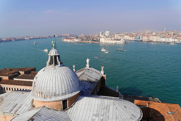 Ausblick vom Turm der Kirche San Giorgio Maggiore über die Lagune zur Punte della Dogana, Venedig, Venetien, Italien, Europa