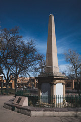 Obraz premium Obelisk w Santa Fe Plaza, Santa Fe, NM, USA