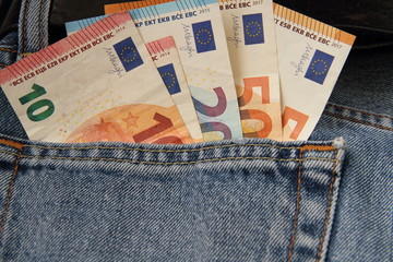 Geldscheine in einer Jeanshose