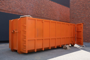 Duży kontener na śmieci wolno stojący