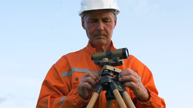 professional explorer rotates dumpy level foot screws