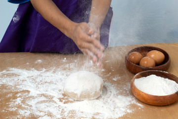 hand clipping and sprinkling white flour on table