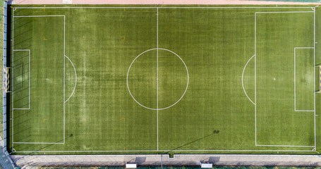 Kompletter Kunstrasenplatz eines Fußballvereins aus der Luft gesehen