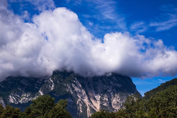 Berggipfel mit Wolken