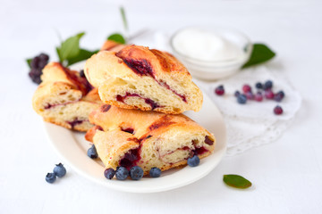 Hefezopf mit Beeren