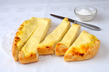 Herz-Käsekuchen anschneiden