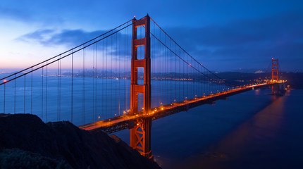 Fototapeta na wymiar San Francisco's Golden Gate Bridge at dawn from Marin County