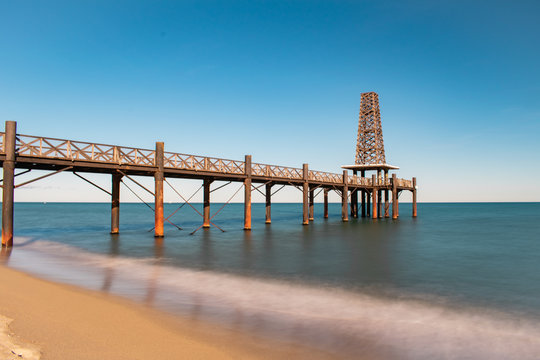 Le ponton bien connu de la ville de Port-Leucate dans le sud de la France. Cette photo a ete prise en pause longue pour avoir cet effet de flou dans l'eau de la M&eacute;diterran&eacute;e.