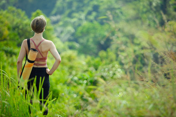 Obraz premium young woman in the field