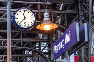 Uhr an einem Gleis im Hauptbahnhof Hamburg