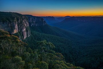 Obraz premium blue hour at govetts leap lookout, blue mountains, australia 8