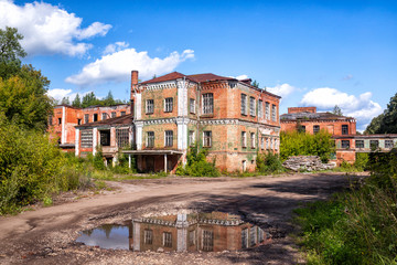 Fototapeta na wymiar Abandoned buildings of an old factory.