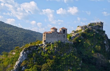 Fototapeta na wymiar Lonely fortress in the mountains of Bulgaria