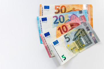 EURO-Bargeld aus EURO-Geldscheinen liegt auf einem weißen Untergrund und steht für Investment, Finanzen und Hartz IV