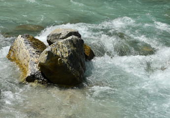Wildwasser Fluss, tosende Wassermasssen brechen sich an Felsen in der Partnachklamm bei...