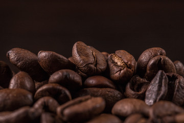 Naklejka premium Ziarna kawy na kamiennym tle. Widok z góry z miejscem na kopię tekstu. Tło palonych ziaren kawy. Tekstury fasoli, makro
