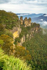 Fototapeta na wymiar three sisters from echo point in the blue mountains national park, australia