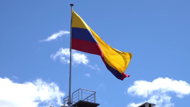 Bandera del Ecuador ondeando por el viento en el Palacio Presidencial