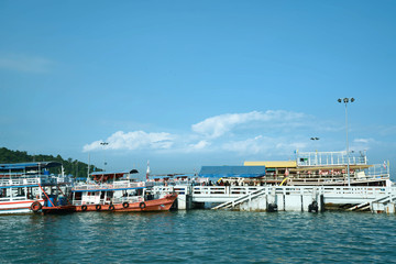 Fototapeta na wymiar Boote und Fähren vor Pattaya, Thailand