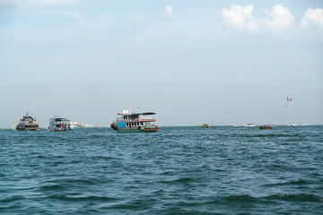 Schiffe und Fähren an der Südküste von Thailand
