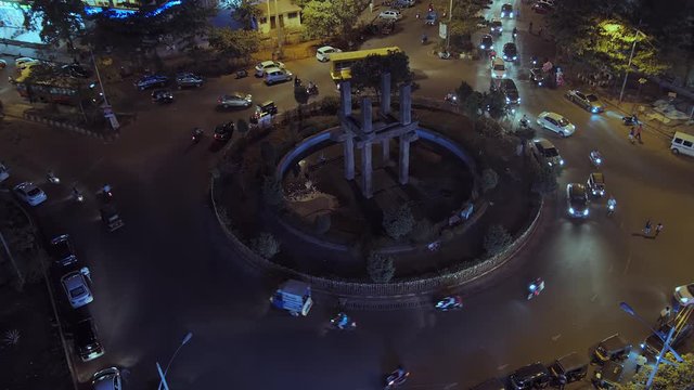 Bombay en Inde la nuit, circulation, batiments, parcs... Plan d'ensemble en plong&eacute;