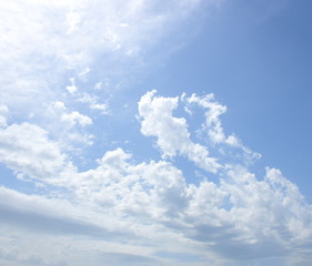 Hintergrund blauer Himmel mit Wolken - Schleierwolken - Wolkenbild
