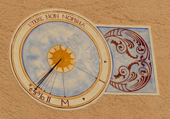 Cadran solaire avec citation en latin