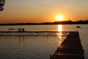 Fototapeta na wymiar Zachód słońca jezioro