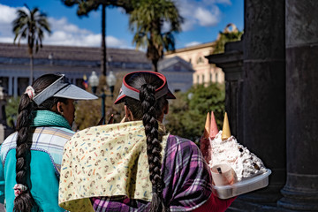 Mujeres ecuatorianas vendiendo postre nacional, espumilla