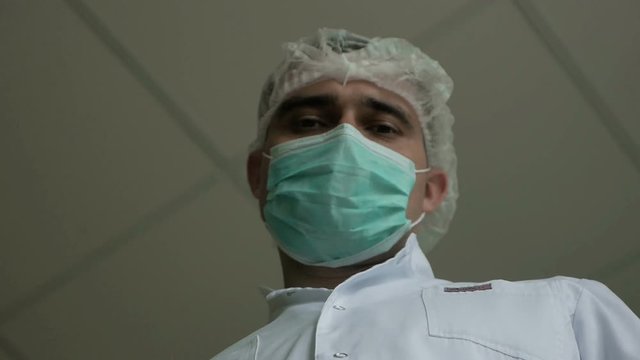 the patient regains consciousness after anesthesia the beginning of the video is out of focus then comes to consciousness and sees the surgeon&rsquo;s face