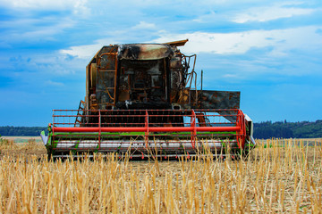 Ausgebrannter Mähdrescher auf einem Feld