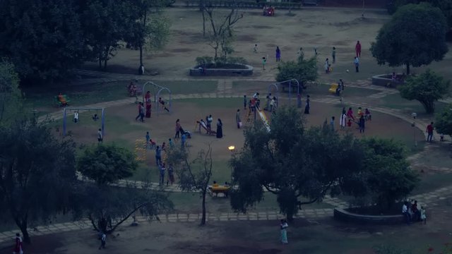 Bombay en Inde la nuit, circulation, batiments, parcs... Plan d'ensemble en plong&eacute;