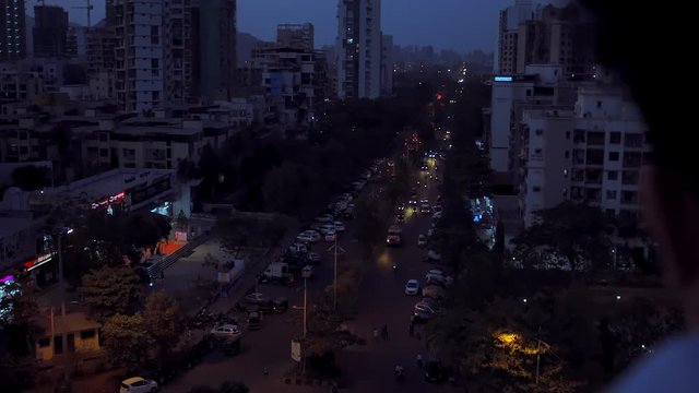 Inde la nuit, parc, batiments, circulation et indiens. Plan en plong&eacute;