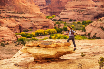Obraz premium A hiker in the Canyon de Chelly National Monument