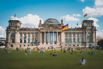 Fototapeten Viele Menschen auf der Wiese vor dem Reichstagsgebäude (Deutscher Bundestag), einem berühmten Wahrzeichen an einem sonnigen Sommertag © hanohiki